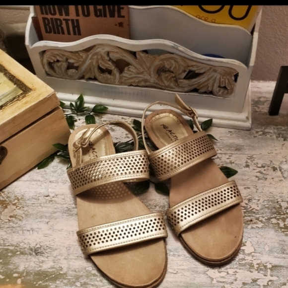 Kenneth Cole Reaction Gold Flat Leather Sandals - Picture 4 of 7